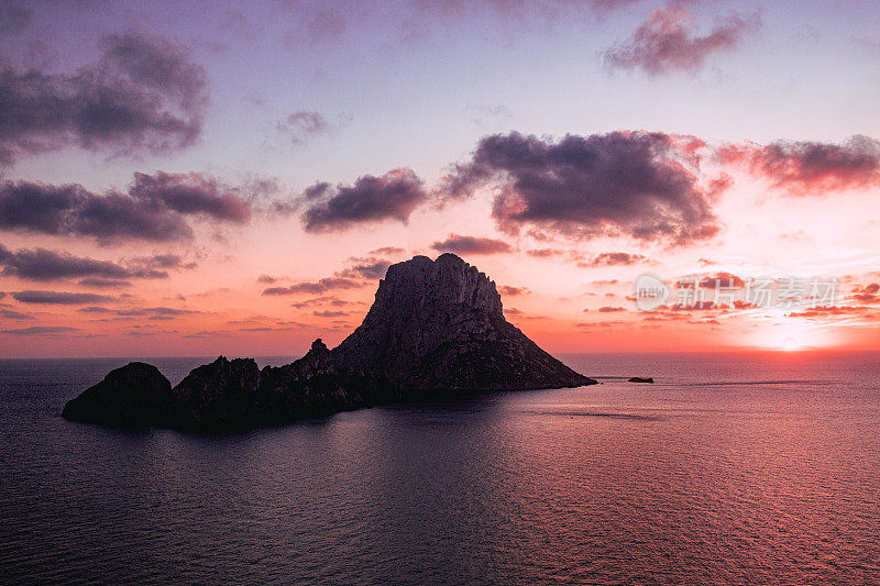 著名的岩石岛“Es Vedrà”，象征着神秘的伊比沙岛，据说有神奇的属性，和伊比沙岛最著名的日落观景点。